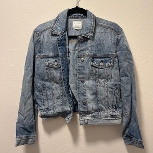 American Eagle Outfitters Classic Light Wash Denim Jacket (Size Small)